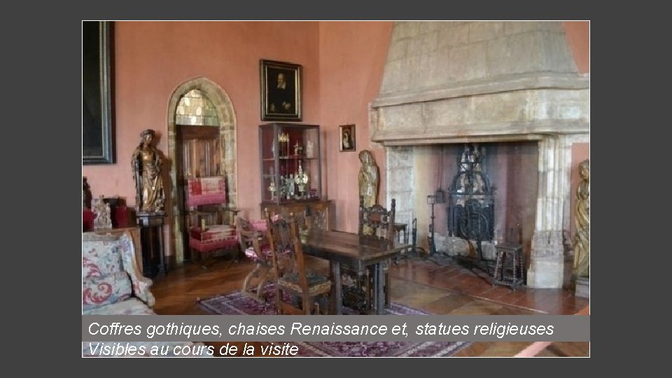 Coffres gothiques, chaises Renaissance et, statues religieuses Visibles au cours de la visite 