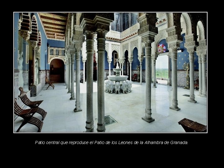 Patio central que reproduce el Patio de los Leones de la Alhambra de Granada.