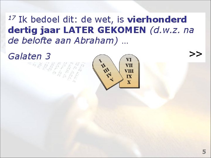 17 Ik bedoel dit: de wet, is vierhonderd dertig jaar LATER GEKOMEN (d. w.