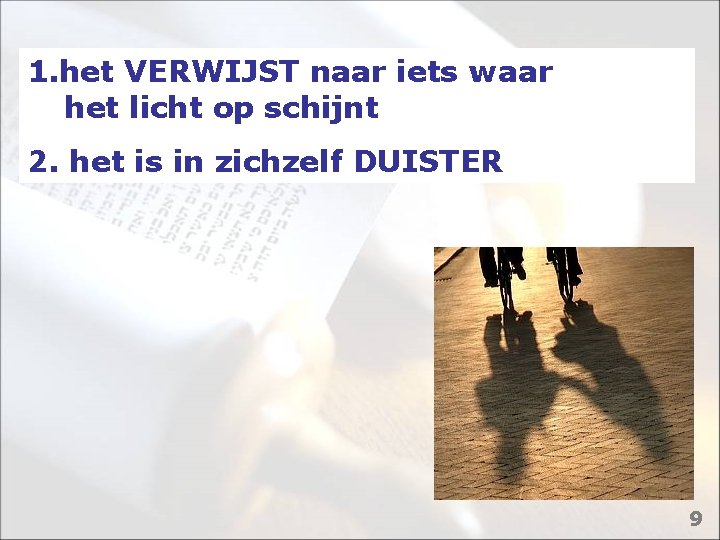 1. het VERWIJST naar iets waar het licht op schijnt 2. het is in