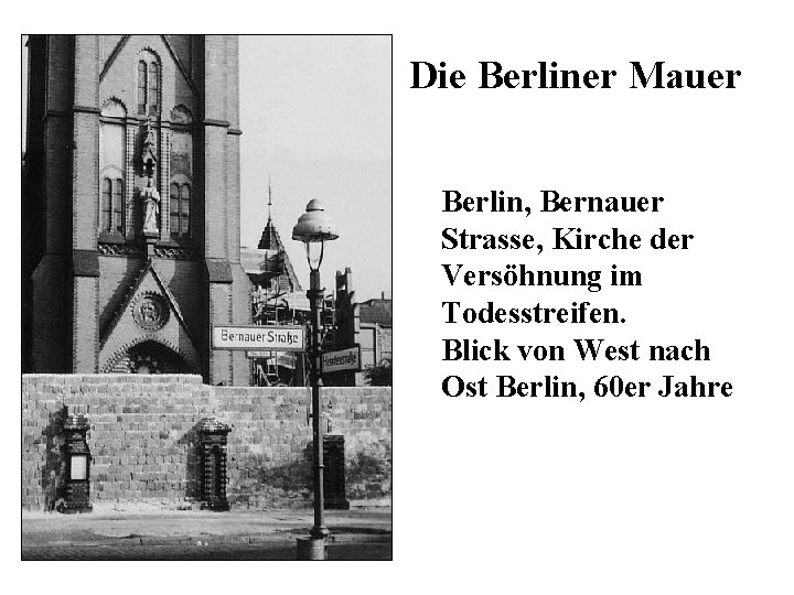  Die Berliner Mauer Berlin, Bernauer Strasse, Kirche der Versöhnung im Todesstreifen. Blick von