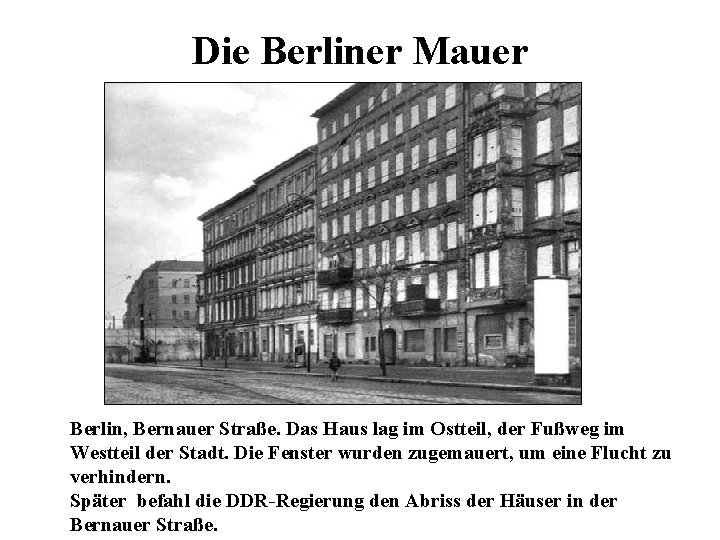 Die Berliner Mauer Berlin, Bernauer Straße. Das Haus lag im Ostteil, der Fußweg im