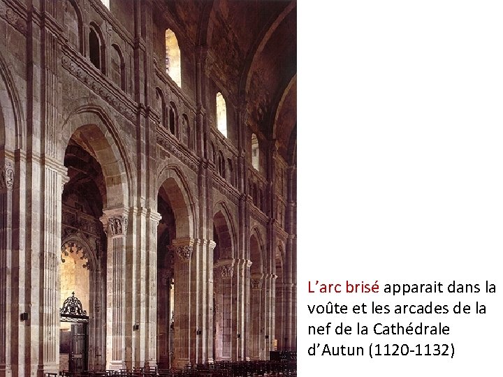 L’arc brisé apparait dans la voûte et les arcades de la nef de la