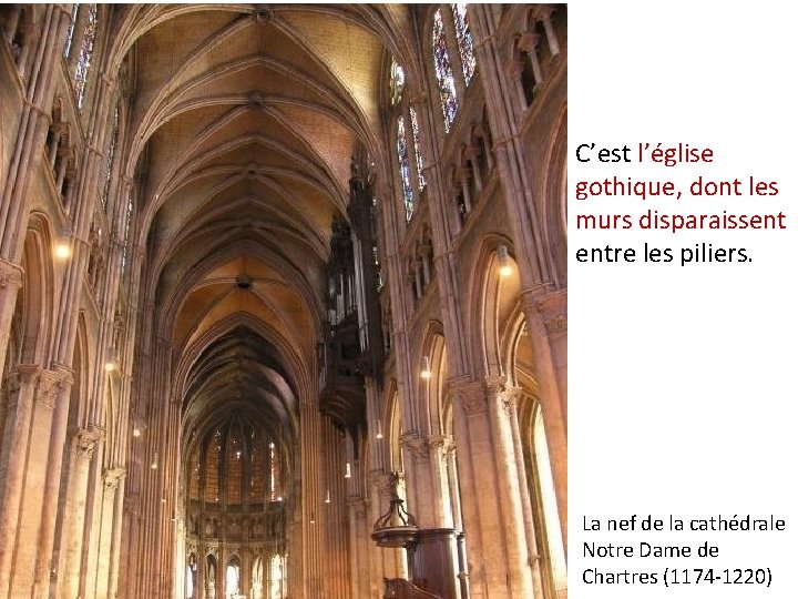 C’est l’église gothique, dont les murs disparaissent entre les piliers. La nef de la