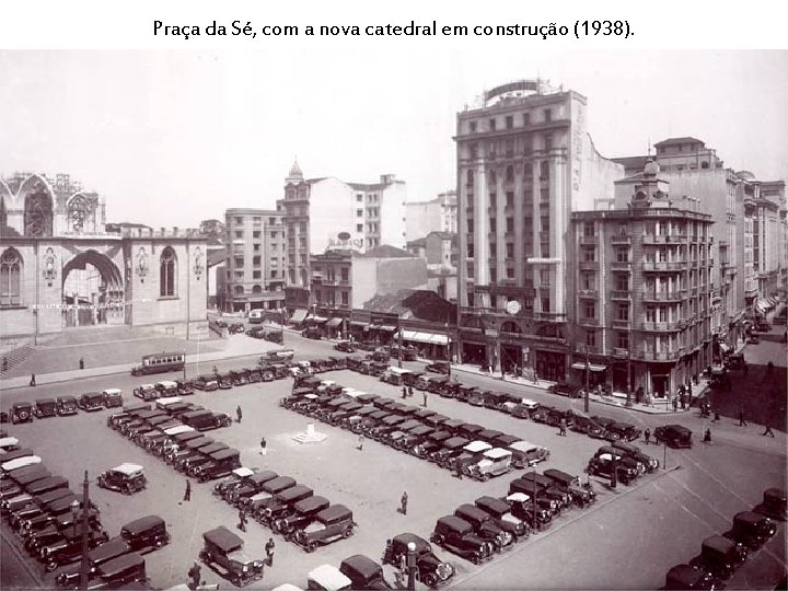 Praça da Sé, com a nova catedral em construção (1938). 