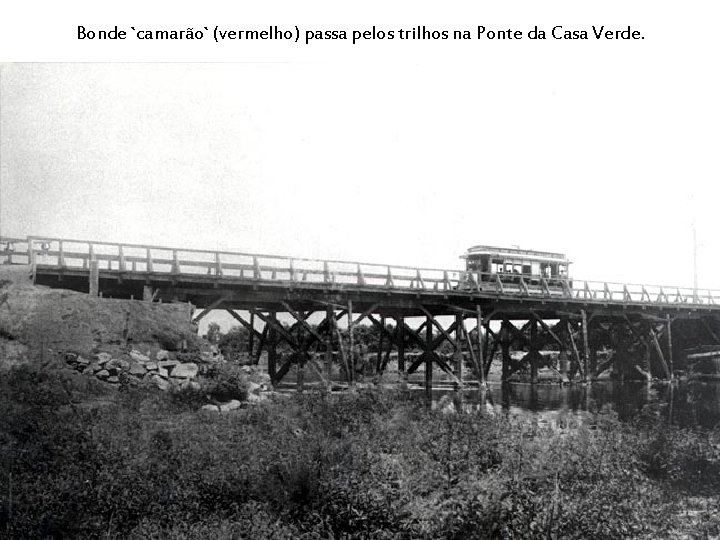 Bonde `camarão` (vermelho) passa pelos trilhos na Ponte da Casa Verde. 