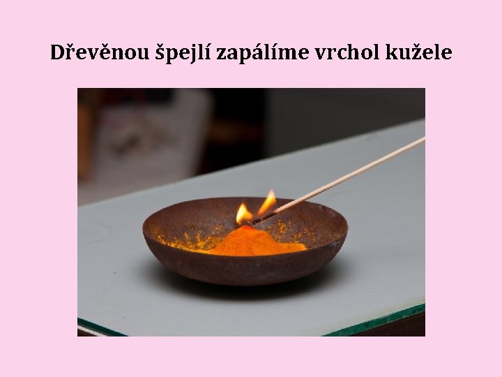 Dřevěnou špejlí zapálíme vrchol kužele Dřevěnou špejlí zapálíme vrchol kužele