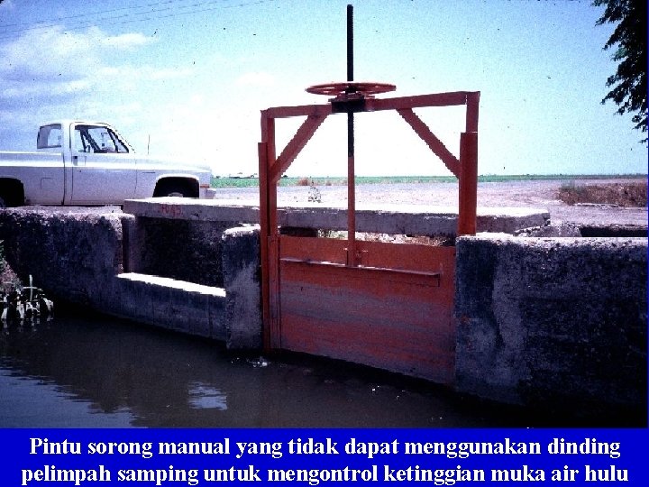 Pintu sorong manual yang tidak dapat menggunakan dinding pelimpah samping untuk mengontrol ketinggian muka