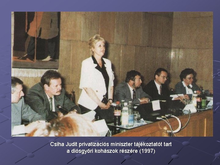 Csiha Judit privatizációs miniszter tájékoztatót tart a diósgyőri kohászok részére (1997) 