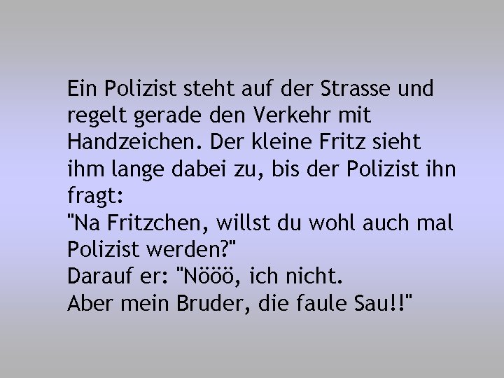 Ein Polizist steht auf der Strasse und regelt gerade den Verkehr mit Handzeichen. Der