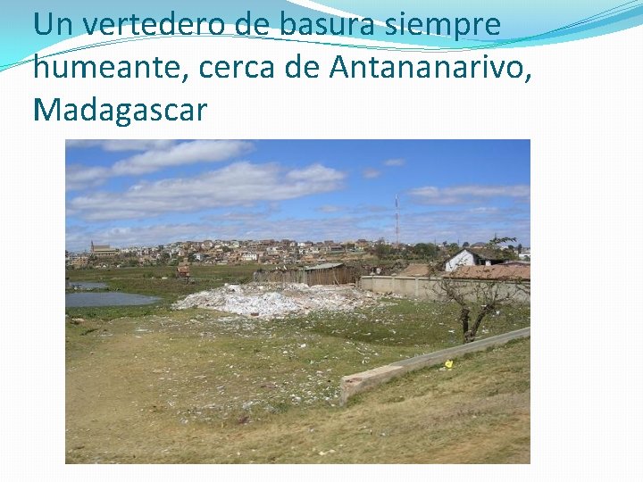 Un vertedero de basura siempre humeante, cerca de Antananarivo, Madagascar 