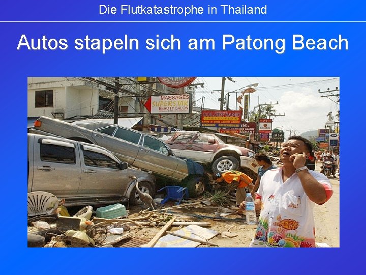 Die Flutkatastrophe in Thailand Autos stapeln sich am Patong Beach 