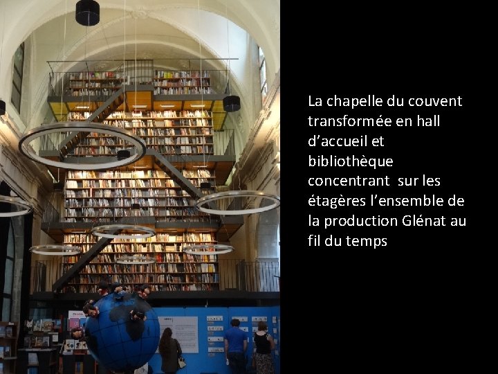 La chapelle du couvent transformée en hall d’accueil et bibliothèque concentrant sur les étagères