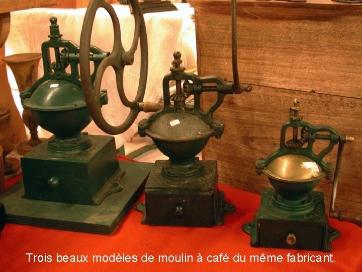 Trois beaux modèles de moulin à café du même fabricant. 