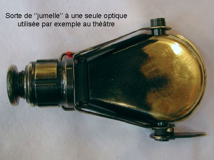 Sorte de ‘’jumelle’’ à une seule optique utilisée par exemple au théâtre 