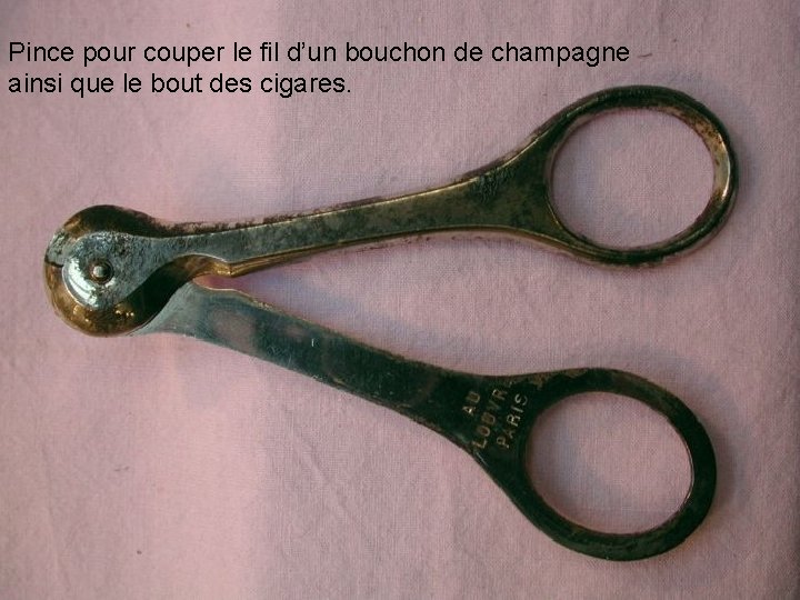 Pince pour couper le fil d’un bouchon de champagne ainsi que le bout des