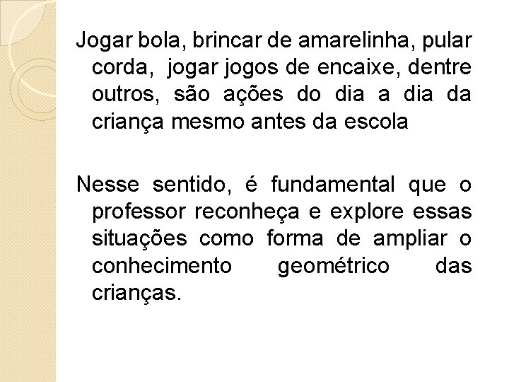 Jogar bola, brincar de amarelinha, pular corda, jogar jogos de encaixe, dentre outros, são