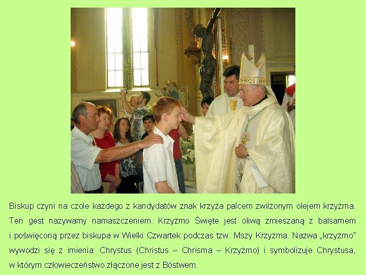 Biskup czyni na czole każdego z kandydatów znak krzyża palcem zwilżonym olejem krzyżma. Ten