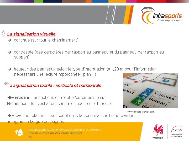 La signalisation visuelle continue (sur tout le cheminement) contrastée (des caractères par rapport au