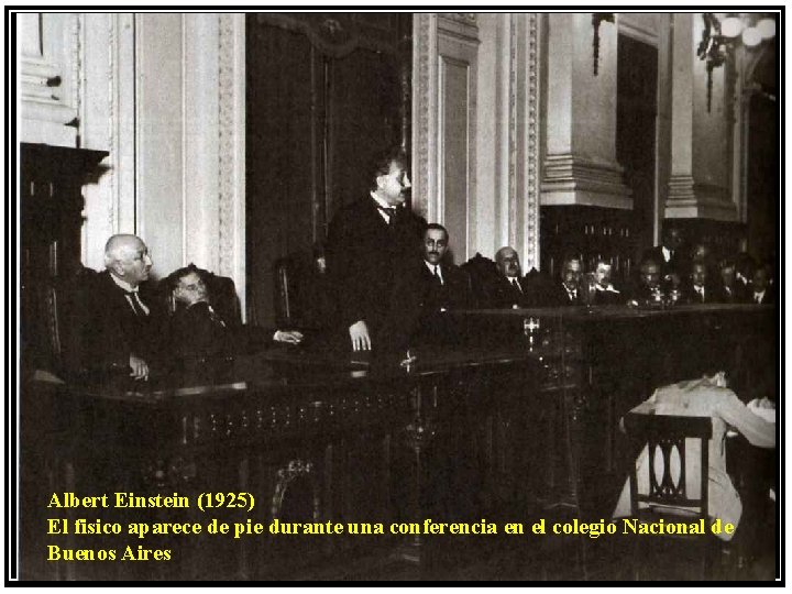 Albert Einstein (1925) El fisico aparece de pie durante una conferencia en el colegio