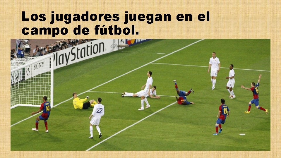 Los jugadores juegan en el campo de fútbol. 