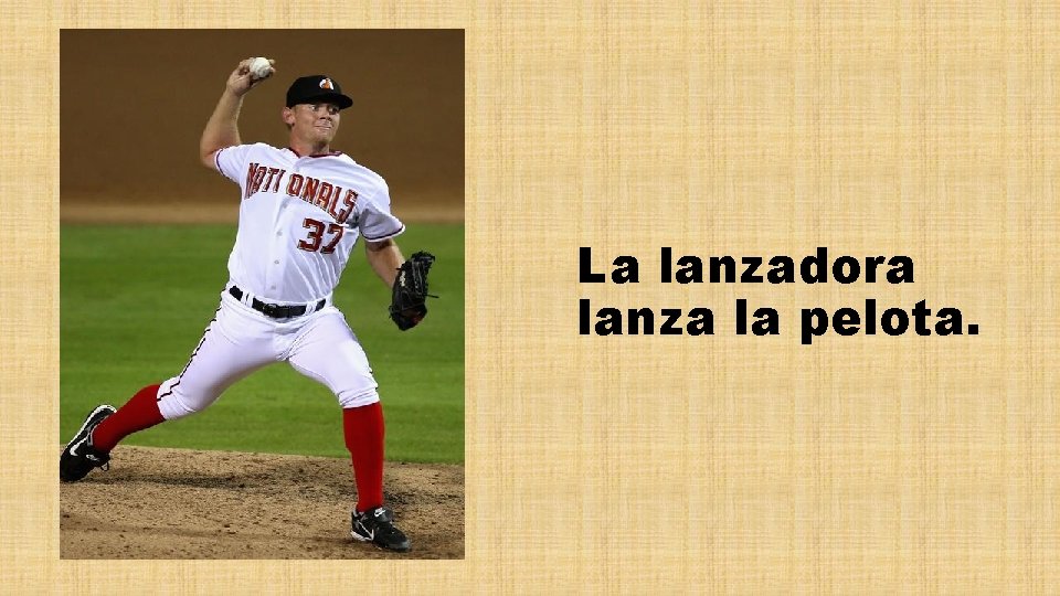 La lanzadora lanza la pelota. 