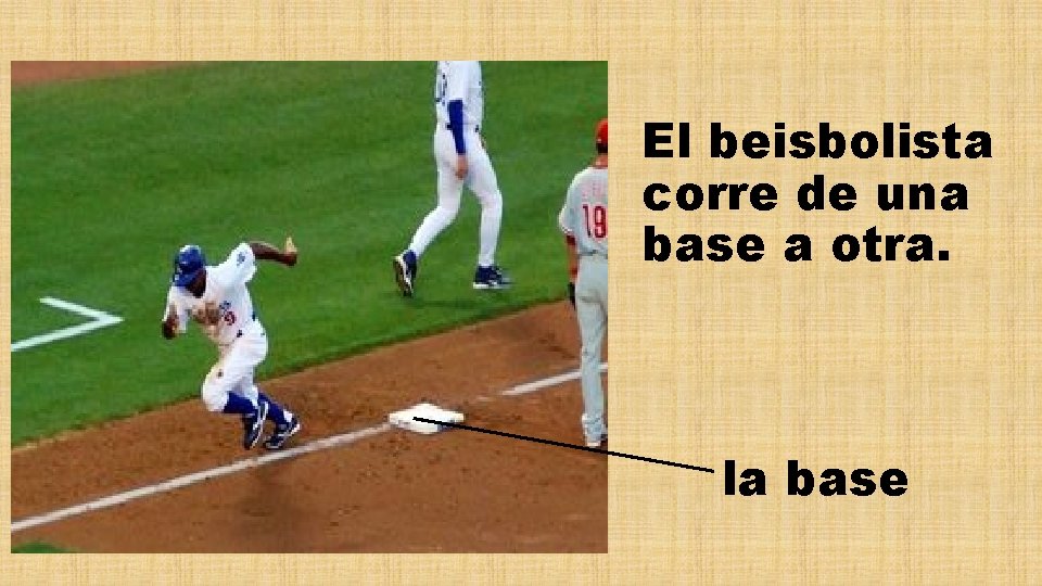 El beisbolista corre de una base a otra. la base 