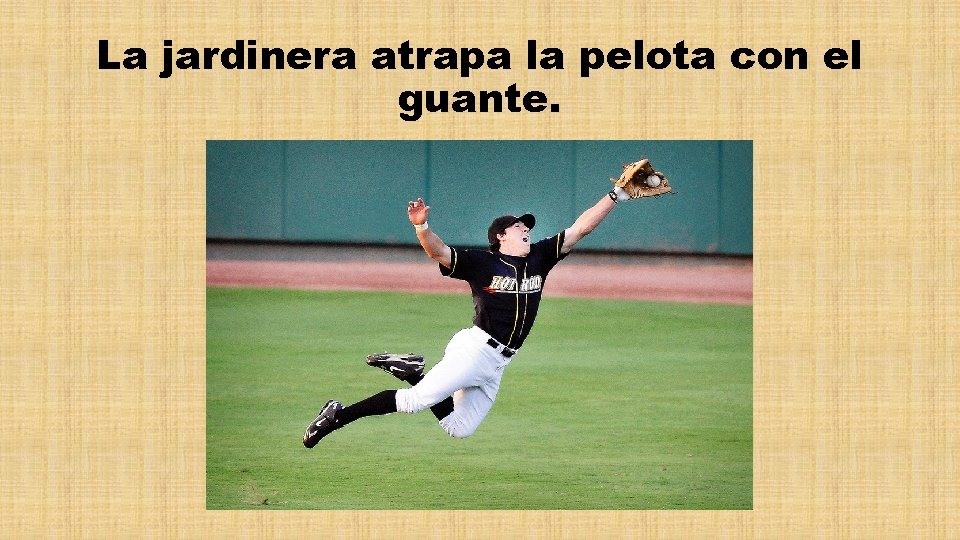 La jardinera atrapa la pelota con el guante. 