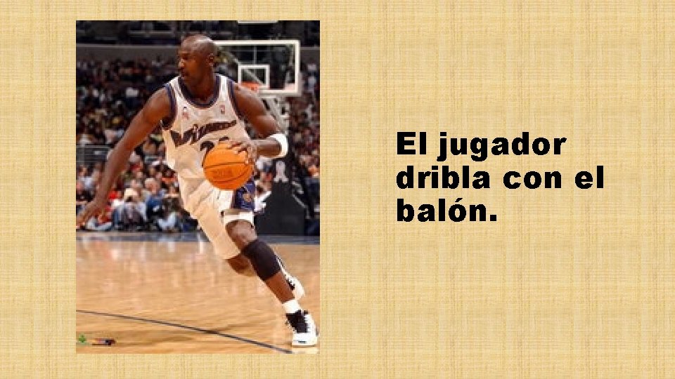 El jugador dribla con el balón. 