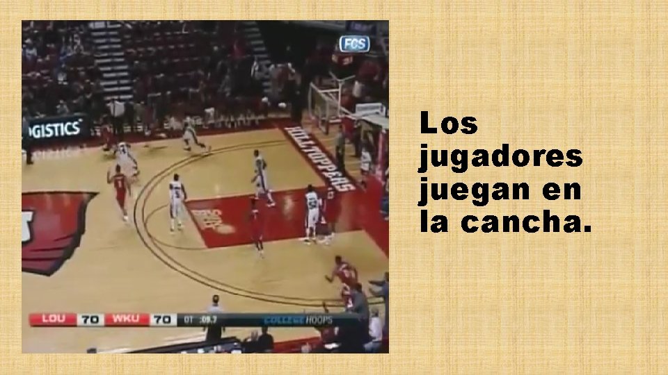 Los jugadores juegan en la cancha. 