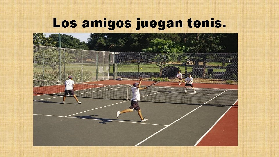 Los amigos juegan tenis. 