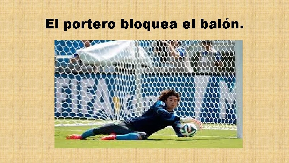 El portero bloquea el balón. 