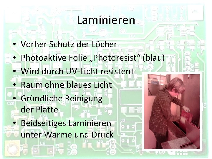 Laminieren Vorher Schutz der Löcher Photoaktive Folie „Photoresist“ (blau) Wird durch UV-Licht resistent Raum