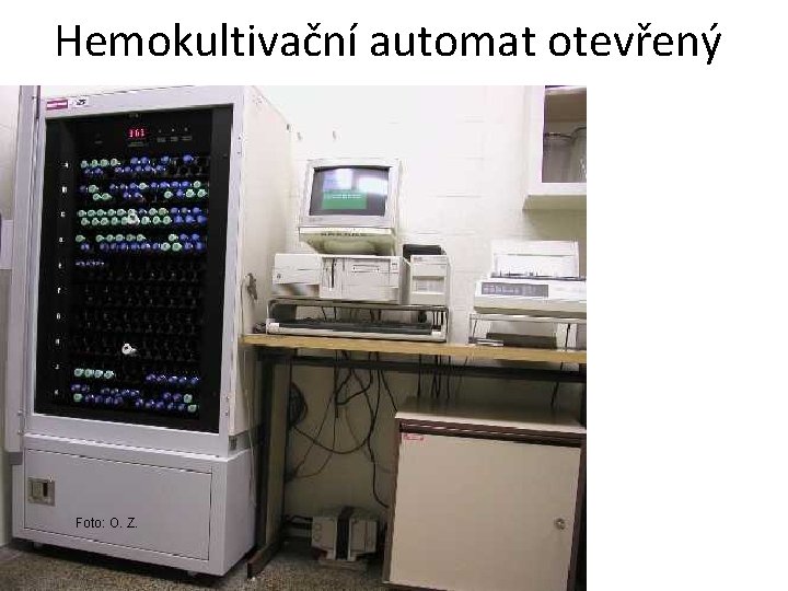 Hemokultivační automat otevřený Foto: O. Z. Hemokultivační automat otevřený Foto: O. Z.
