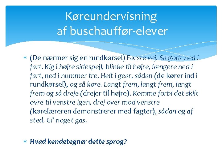 Køreundervisning af buschauffør-elever (De nærmer sig en rundkørsel) Første vej. Så godt ned i