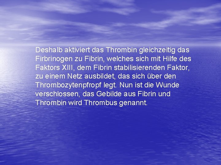 Deshalb aktiviert das Thrombin gleichzeitig das Firbrinogen zu Fibrin, welches sich mit Hilfe des