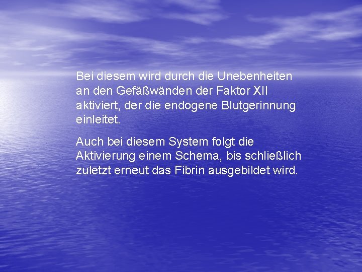 Bei diesem wird durch die Unebenheiten an den Gefäßwänden der Faktor XII aktiviert, der