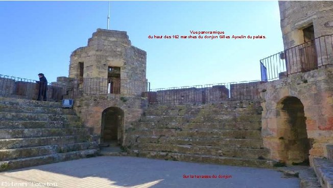 Vue panoramique du haut des 162 marches du donjon Gilles Aycelin du palais. Sur