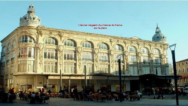 L’ancien magasin Aux Dames de France sur la place 