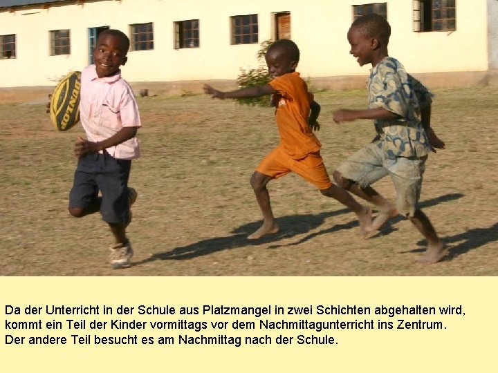 Da der Unterricht in der Schule aus Platzmangel in zwei Schichten abgehalten wird, kommt