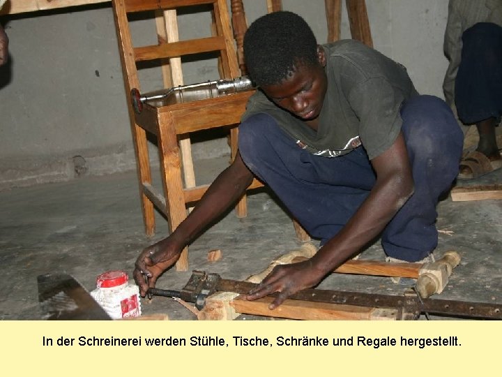 In der Schreinerei werden Stühle, Tische, Schränke und Regale hergestellt. 