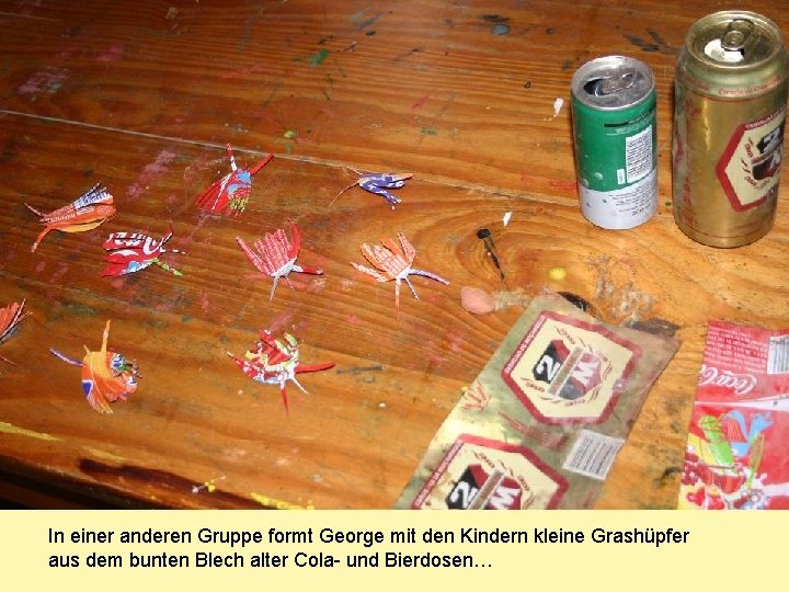 In einer anderen Gruppe formt George mit den Kindern kleine Grashüpfer aus dem bunten