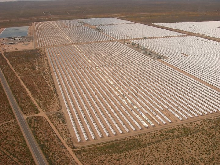 „Parabolic trough“ sistemi uz pomoć paraboličnocilindričnih kolektora fokusiraju sunčevu energiju. Sunčevi zraci se pomoću