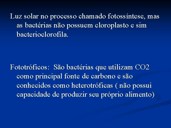 Luz solar no processo chamado fotossíntese, mas as bactérias não possuem cloroplasto e sim