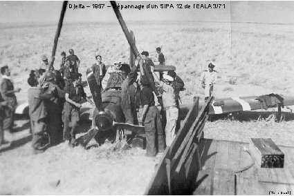 Djelfa – 1957 – Dépannage d’un SIPA 12 de l’EALA 3/71 (Pierre Samin) 