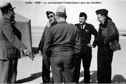 Djelfa – 1956 – Le commandant Clostermann (avec les lunettes) (Pierre Samin) 