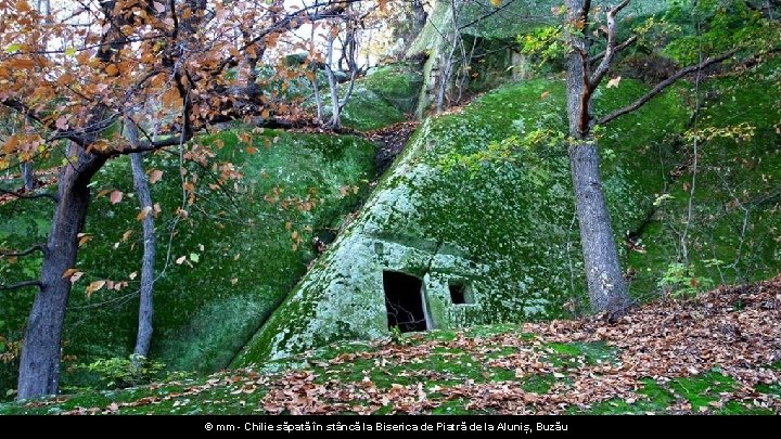 © mm - Chilie săpată în stâncă la Biserica de Piatră de la Aluniș,