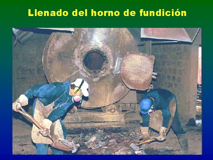 Llenado del horno de fundición 