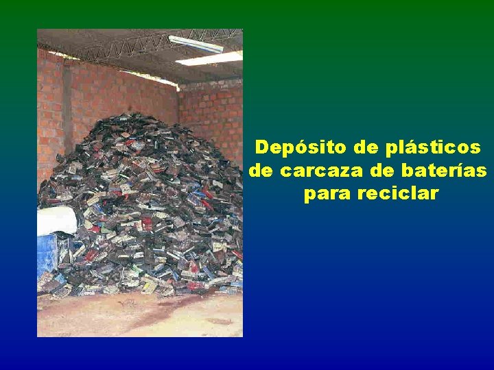 Depósito de plásticos de carcaza de baterías para reciclar 