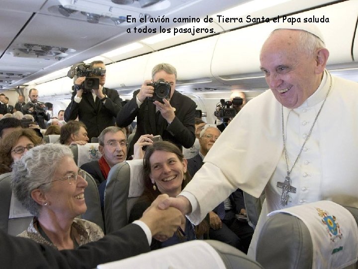 En el avión camino de Tierra Santa el Papa saluda a todos los pasajeros.